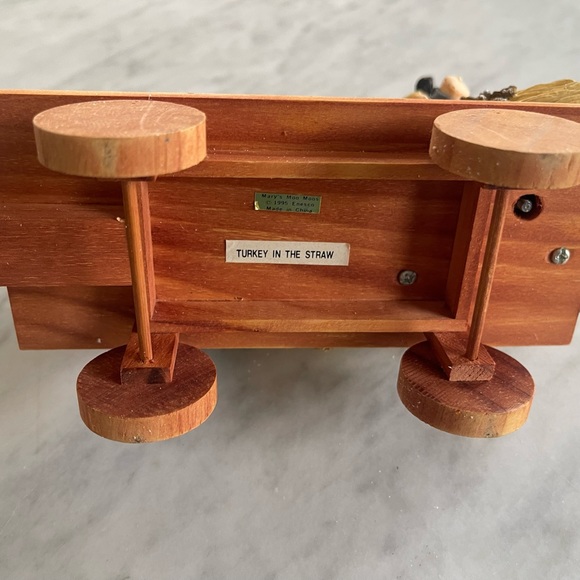 Mary’s Moo Moos- harvest moon wagon with hay bale musical - Picture 5 of 5